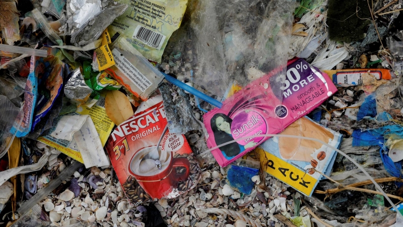 Un sobre de Nescafé y restos de basura en una playa de Filipinas. REUTERS/Eloisa Lopez