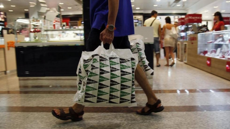 Un cliente, en uno de los centros de El Corte Inglés, en Madrid. REUTERS/Sergio Perez