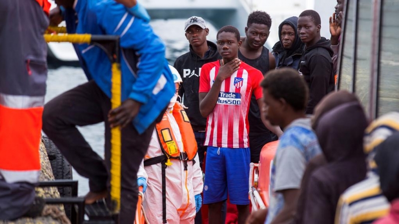 Migrantes subsaharianos desembarcan después de ser rescatados en el mar al sur de las Islas Canarias, en el puerto de Arguineguín en la isla de Gran Canaria. REUTERS / Borja Suarez