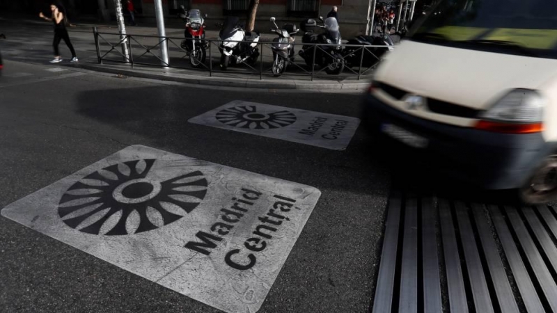 Una furgoneta entra dentro del perímetro de Madrid Central./EFE