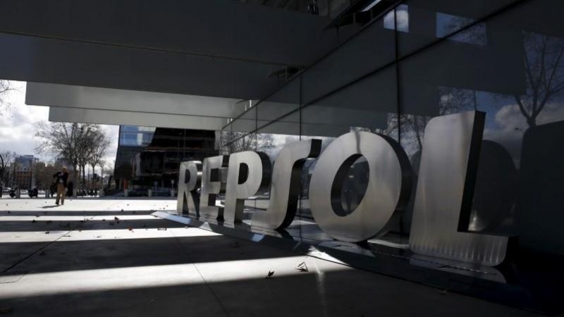 El logotipo de la empresa petrolera española Repsol en su sede central de Madrid. REUTERS/Juan Medina