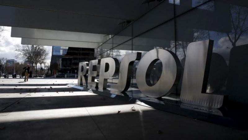 El logotipo de la empresa petrolera española Repsol en su sede central de Madrid. REUTERS/Juan Medina