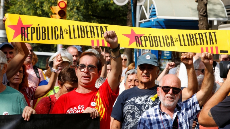 Manifestantes alzan el brazo durante las protestas del 1-O, en Girona. REUTERS/Enrique Calvo