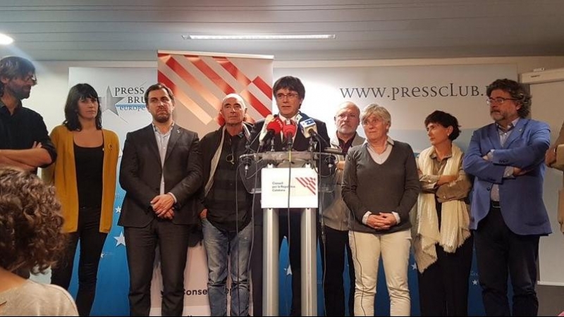 Carles Puigdemont s'adreça als mitjans de comunicació, acompanyat de Toni Comín, Clara Ponsatí, Lluís Puig i Lluís Llach, Consell per la República