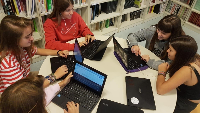 Un grupo de redactores junior de RED, en la Escola Pia Santa Anna de Mataró – Blue Globe Media