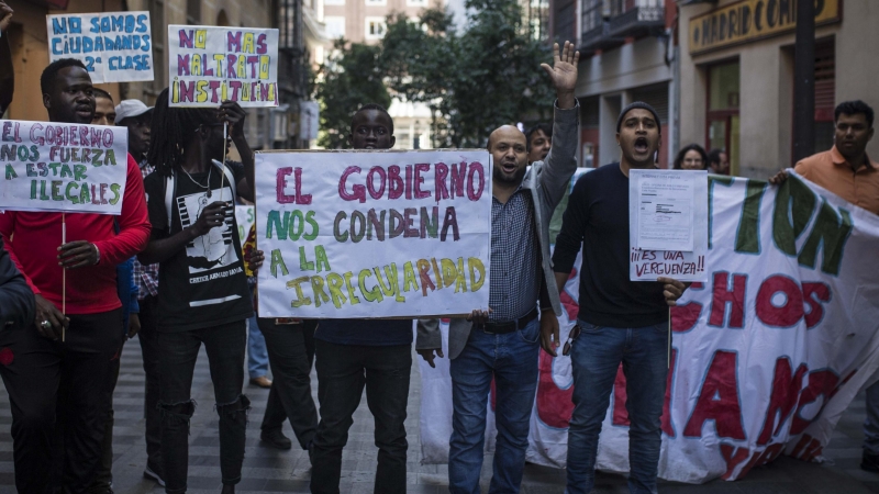 Un grupo de migrantes protesta ante la Oficina de Extranjería en Madrid contra la falta de citas para realizar sus trámites. -JAIRO VARGAS