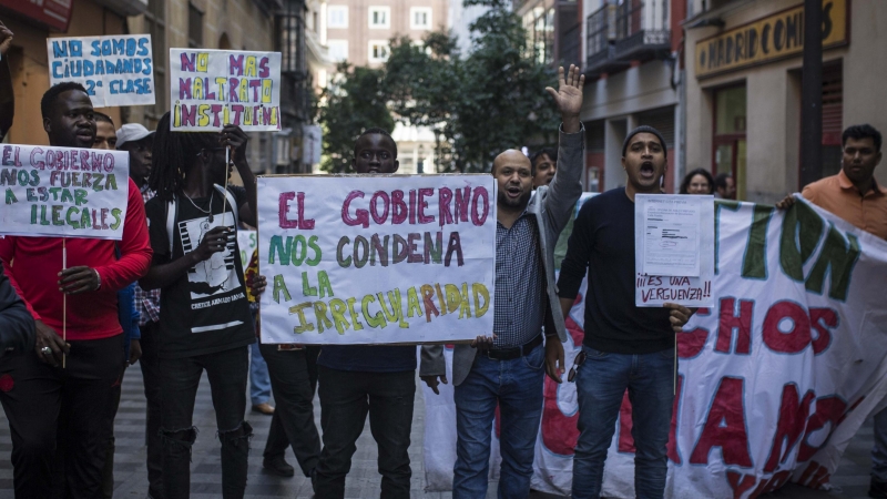 Un grupo de migrantes protesta ante la Oficina de Extranjería en Madrid contra la falta de citas para realizar sus trámites. -JAIRO VARGAS