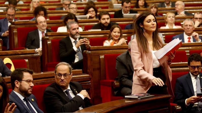 07/10/2019.- La líder y portavoz grupo parlamentario de Ciudadanos, Lorena Roldán, durante su intervención hoy en el debate de la moción de censura impulsada por Ciudadanos contra el presidente de la Generalitat, Quim Torra. EFE/ Quique Garcia