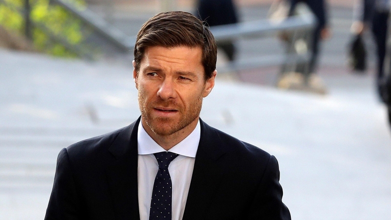 09/10/2019.- El exfutbolista español Xabi Alonso llega a la Audiencia Provincial de Madrid (España), este miércoles, para asistir a la sesión de su juicio por supuesto fraude fiscal en los ejercicios 2010, 2011 y 2012. EFE/J.J. Guillen