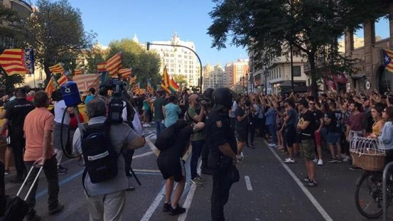 Momentos de tensión entre participantes en las diferentes manifestaciones del 9 d'Octubre. - EUROPA PRESS