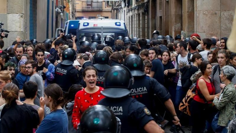 Efectius de Mossos d'Esquadra carreguen contra diversos activistes concentrats per impedir un desnonament alc arrer Sant Bartomeu, al barri del Raval, aquest dijous a Barcelona. EFE/Quique Garcia