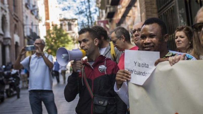 Migrantes protestan contra el colapso del sistema de citas ante la Oficina de Extranjería de Madrid. / JAIRO VARGAS