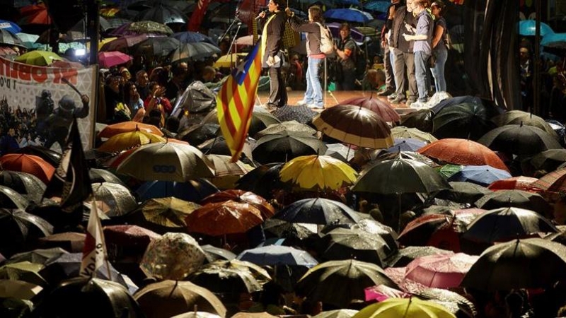 La concentració de la plaça 1 d'Octubre de Girona contra la sentència del Suprem. EFE / DAVID BORRAT