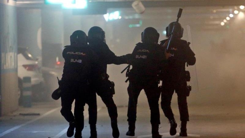 14/10/2019.- Miembros de la Policía Nacional cargan contra manifestantes en el parking del Aeropuerto de El Prat donde miles de personas continúan concentradas después de que la plataforma Tsunami Democràtic haya llamado a paralizar la actividad del aerop