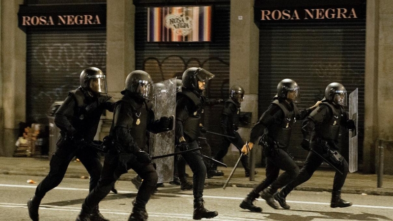 14/10/2019.- Policías antidisturbios durante las protestas esta noche en la Via Laietana de Barcelona por la sentencia del 'procés'. / EFE