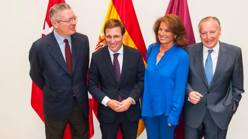 El alcalde de Madrid, José Luis Martínez Almeida, posa con con sus predecesores Alberto Ruiz Gallardón, Ana Botella y José María Álvarez del Manzano. - EFE