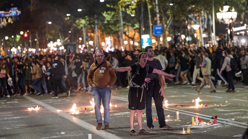 Varios manifestantes increpan a los Mossos de Escuadra en el Paseo de Gracia de Barcelona durante la movilización convocada por los CDR, hoy martes en la segunda jornada de protestas contra la sentencia condenatoria del Tribunal Supremo a los líderes inde