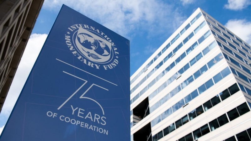 El logo del FMI, en el exterior de su sede en Washington, donde celebra su asamblea anual. AFP/Saul Loeb
