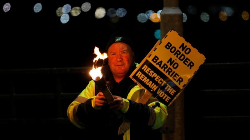 Un hombre se manifiesta contra una frontera dura entre Irlanda e Irlanda del Norte. (REUTERS)