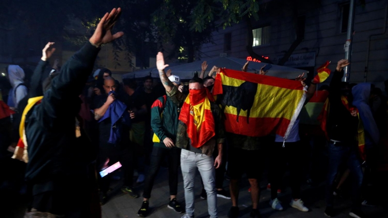 Varias personas ultraderechistas haciendo saludos fascistas y con indumentaria militar en el centro de Barcelona. /REUTERS