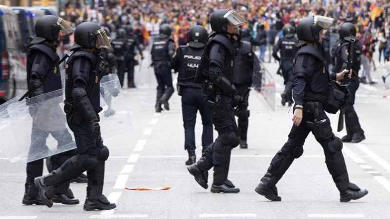 Agentes antidisturbios durante las protestas que se están produciendo ante la comisaria de la Policía Nacional de Via Laietana, en Barcelona. (ENRIC FONTCUBERTA | EFE)