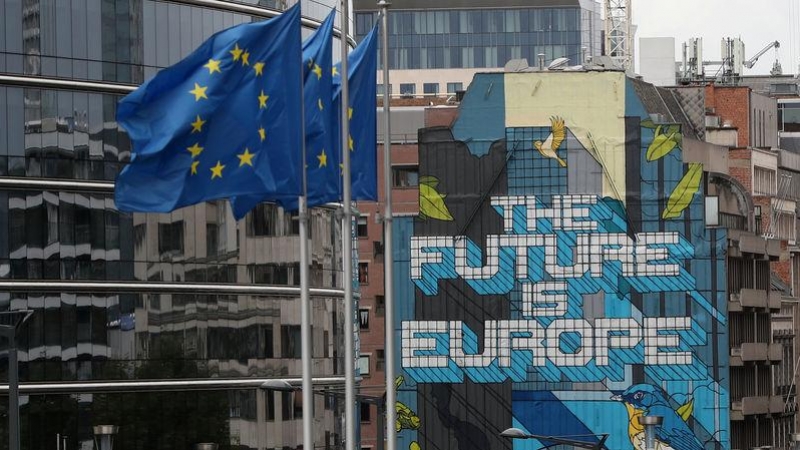 Banderas de la Unión Europea ondean cerca de la sede de la Comisión Europea en Bruselas. REUTERS/Yves Herman