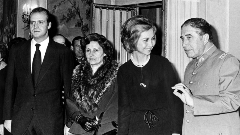 Foto de noviembre de 1975 de los reyes Juan Carlos y Sofía con el general Augusto Pinochet y su esposa Lucia, en la visita que el dictador chileno hizo a España para acudir al entierro de Francisco Franco. AFP