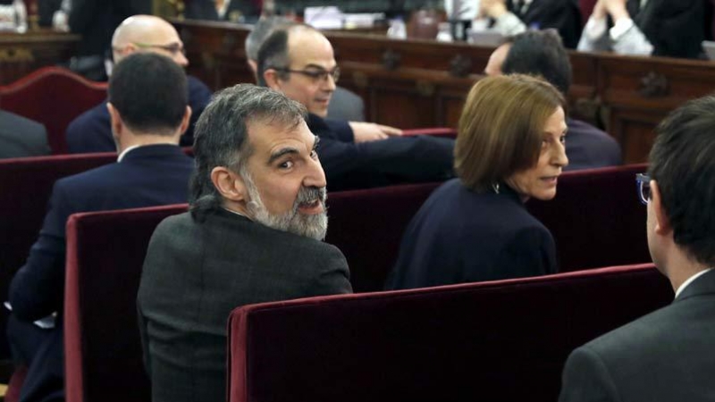 Jordi Cuixart se vuelve de espaldas durante la celebración del juicio sobre el 'procés' en el Tribunal Supremo. (REUTERS)