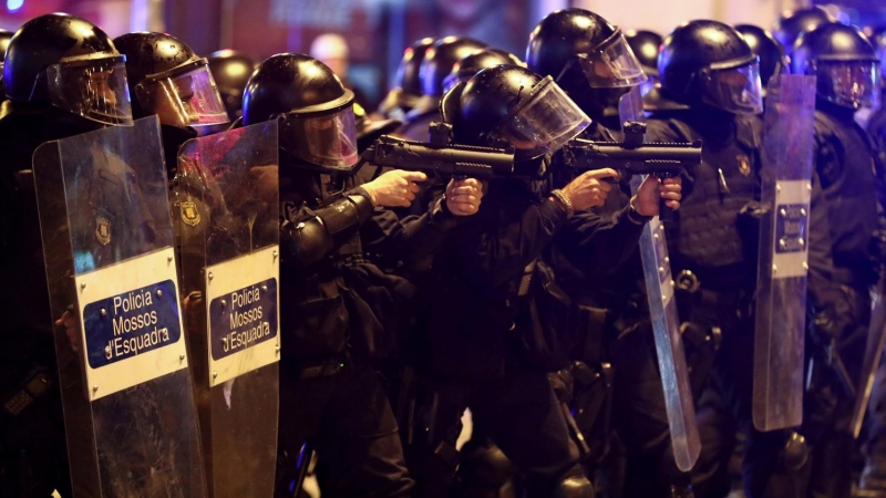 Agentes de los Mossos d'Equadra disparan proyectiles de foam contra los manifestantes contra la sentencia de los 'procés' en Barcelona.- REUTERS/ALBERT GEA