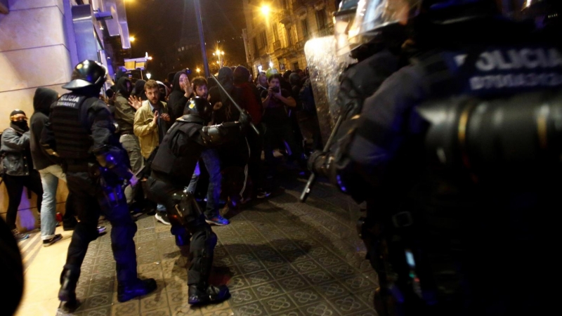 Mossos d'esquadra dispersan a los miles de personas, convocadas por los denominados Comités de Defensa de la República (CDR), que se concentran ante la Jefatura de la Policía Nacional de la Via Laietana de Barcelona, en medio de un fuerte dispositivo poli