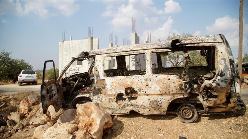 Una furgoneta destrozada durante la operación militar en la que se ha abatido al líder del Estado Islámico, Abu Bakr al Bagdadi.-EFE