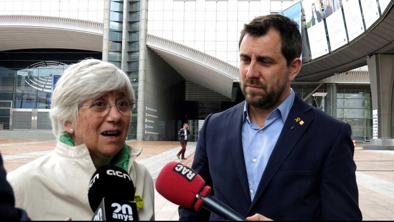 Los exconsellers Clara Ponsatí y Antoni Comín realizan declaraciones a la prensa en Brusela. EFE/Aída Sanchez Alonso/Archivo