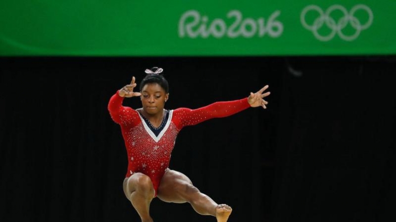 Simone Biles durante su ejercicio en barra en Río 2016.   JJ.OO.