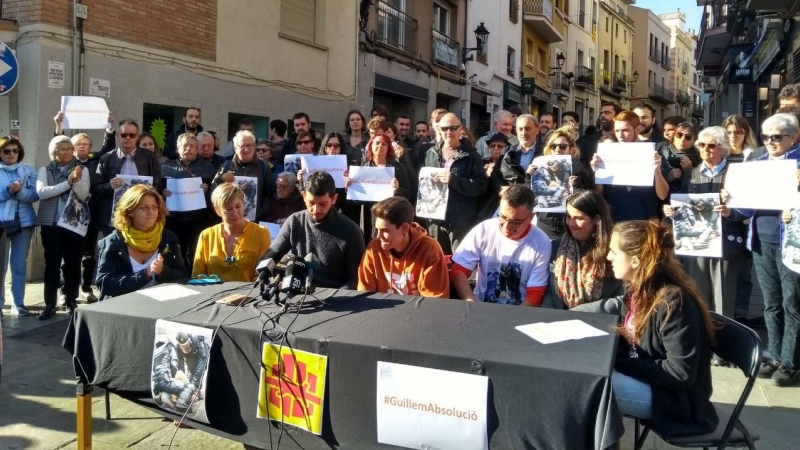 Roda de premsa del grup de suport Absolució Guillem, un dels detinguts durant les protestes a la Via Laietana el passat 18 d'octubre. @GAbsolucio