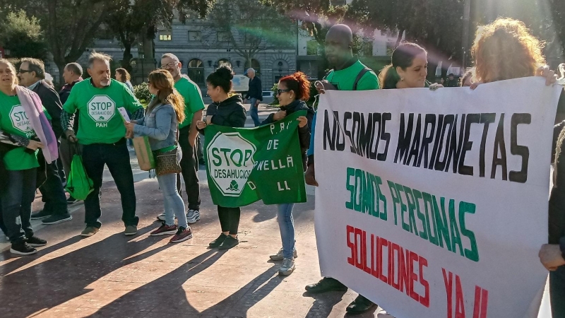 Concentració de la PAH Barcelona a la plaça Catalunya per demanar l'aplicació de mesures contra la crisi de l'emergència habitacional 'governi qui governi'. PAH Barcelona