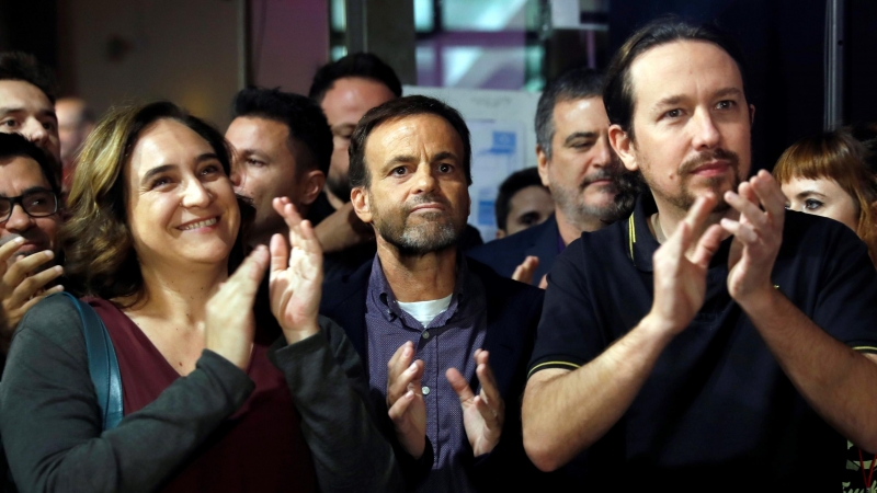 06/11/2019.- El candidato de Unidas Podemos a la Moncloa, Pablo Iglesias (d), participa en el mitin central de campaña de los comunes en Barcelona, junto a la alcaldesa de la ciudad, Ada Colau (i), y el cabeza de lista de En Comú Podem al Congreso, Jaume