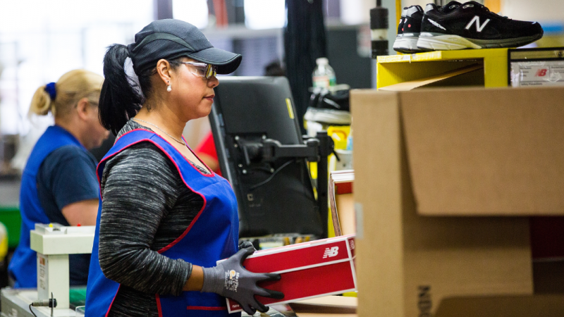 Imagen de una trabajadora en una fábrica de una conocida marca de ropa en EEUU./  Adam Glanzman (GETTY IMAGES NORTH AMERICA/AFP)