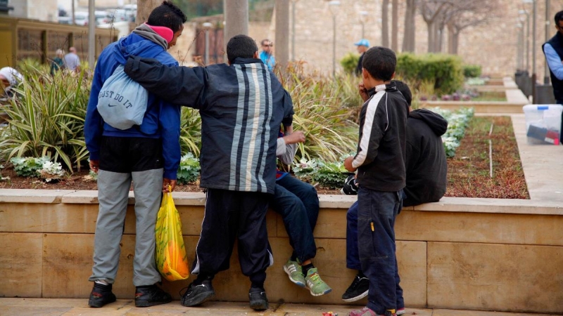 08/02/2019.- Menores migrantes en la Plaza de las Culturas de Melilla. / EFE