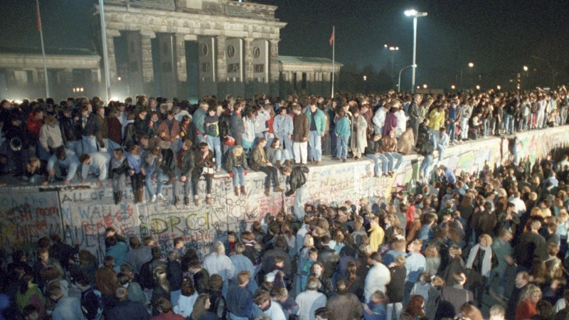 Imagen de la jornada en que cayó el Muro de Berlin. AFP/ Peter Kneffel.