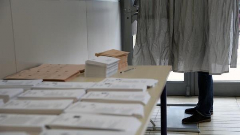 Una mesa con papeletas en un colegio electoral. EFE/ Ana Escobar