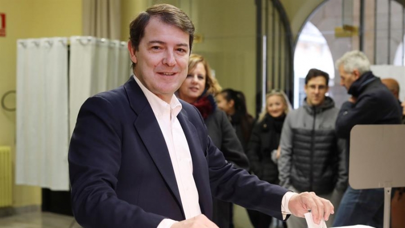 El presidente de la Junta y del PP de Castilla y León, Alfonso Fernández Mañueco, ejerce su derecho al voto en Salamanca, en el colegio electoral situado en el Registro General de la Delegación de Economía y Hacienda.EFE/J.M.GARCIA