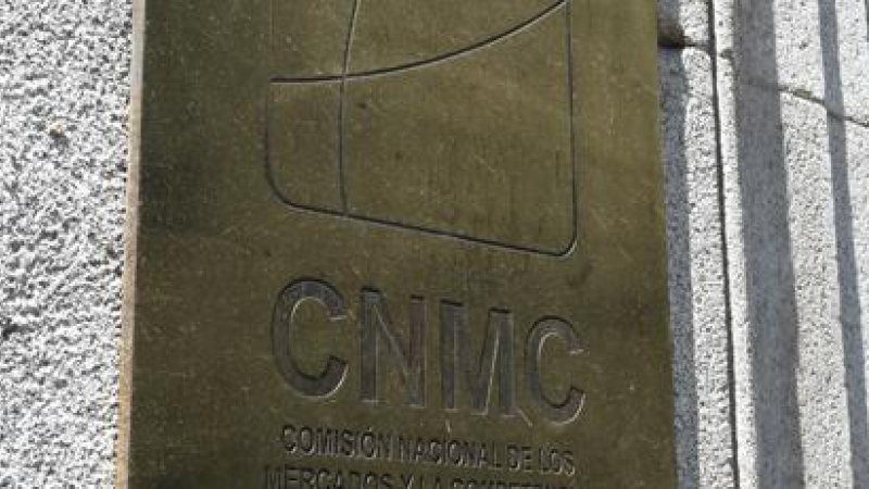 Puerta principal de la sede de la Comisión Nacional de los Mercados y la Competencia (CNMC) en Madrid. E.P./ Marta Fernández