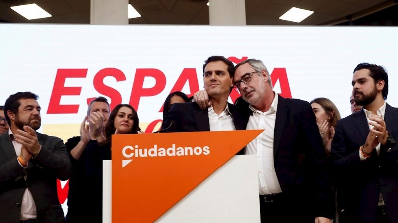 El líder de Ciudadanos, Albert Rivera (c), y el secretario general, José Manuel Villegas (2-d), durante la valoración de las elecciones del 10-N. EFE/Mariscal