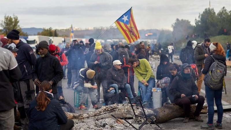 Manifestants al tall de l'AP-7 a prop de Girona. EFE / David Borrat.