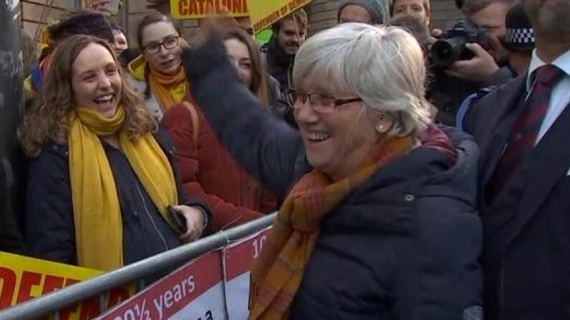 L'exconsellera Clara Ponsatí saludant gent a Edimburg que li ha donat suport.