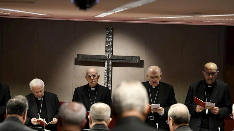 El presidente de la Conferencia Episcopal Española (CEE), Ricardo Blázquez (c-i) y el cardenal y arzobispo de Madrid, Carlos Osoro (c-d) inauguran la asamblea plenaria de los obispos que se celebra en Madrid. EFE/Víctor Lerena