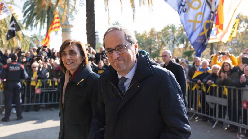 Torra, al costat de la seva dona, Carola Miró, abans d'entrar al TSJC. EUROPA PRESS / PAU VENTEO