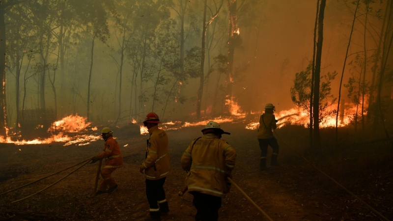 19/11/2019- Los voluntarios de RFS y los oficiales de bomberos y rescate de NSW protegen una casa en Wheelbarrow Ridge Road que se ve afectada por el incendio de Gospers Mountain al suroeste de Sídney, Australia. / AAP / Dean Lewins / REUTERS