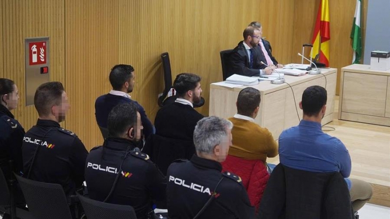 Los miembros de La Manada (izq a dcha), Manuel Guerrero, Jesús Escudero, José Ángel Prenda y Alfonso Jesús Cabezuelo, sentados en la sala de la Audiencia de Córdoba donde se celebra el tercer día de juicio acusados de abusar de una chica en Pozoblanco (Có