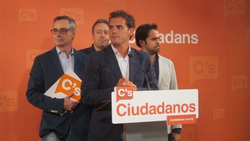 El exlíder de Ciudadanos, Albert Rivera, en el centro de la imagen junto al secretario general, José Manuel Villegas (i), el secretario de comunicación, Fernando de Páramo (d) y el exportavoz Juan Carlos Girauta (fondo).